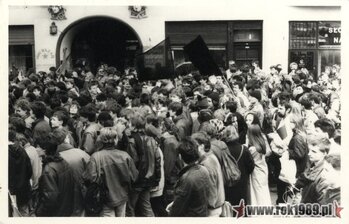 Zdjęcie z manifestacji z 15.03.1989 r. na ul. Półwiejskiej w Poznaniu #3