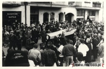 Zdjęcie z manifestacji z 15.03.1989 r. na ul. Półwiejskiej w Poznaniu #4