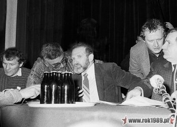 Przy stole prezydialnym – od lewej: H. Wujec, Pusz (?), B. Geremek, A. Michnik, L. Wałęsa (ze zbiorów Igora Witowicza)