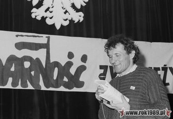 Henryk Wujec odczytuje nazwiska kandydatów na posłów i senatorów, którzy pozują do fotografii z Lechem Wałęsą (ze zbiorów Igora Witowicza)