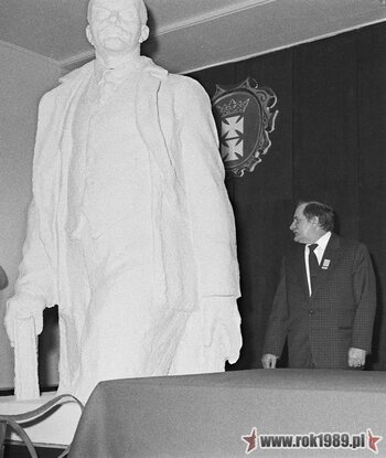 Lech Wałęsa przy postumencie Lenina w Sali BHP w Stoczni Gdańskiej (ze zbiorów Igora Witowicza)
