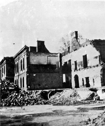 Ruiny Szpitala Wszystkich Świętych w Wieluniu po zbombardowaniu go przez lotnictwo hitlerowskie w dniu 1 września 1939 r.