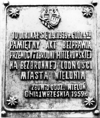 Tablica pamiątkowa wmurowana na gmach studium wychowania przedszkolnego w Wieluniu, gdzie w dniu 1 września 1939 roku znajdował się Szpital Wszystkich Świętych