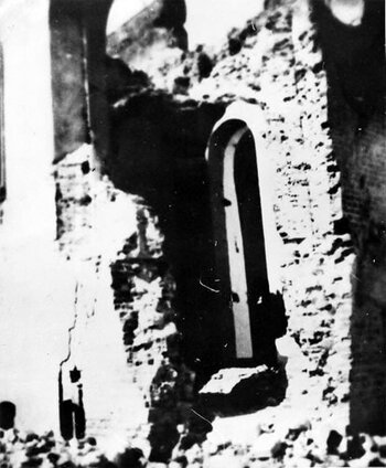 Ruiny Szpitala Wszystkich Świętych w Wieluniu po zbombardowaniu go przez lotnictwo hitlerowskie w dniu 1 września 1939