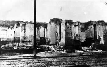 Ruiny Szpitala Wszystkich Świętych w Wieluniu po zbombardowaniu go przez lotnictwo hitlerowskie w dniu 1 września 1939 - widok od strony ul. obecnie 1-maja