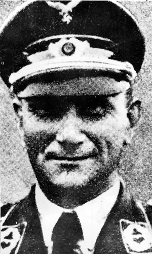 Mjr. Dinort Oskar przedwojenny pilot sportowy, w czasie wojny dowódca I-go dywizjonu II-go pułku bombowców nurkowych im. Immelmana, który wchodził w skład lotnictwa hitlerowskiego bombardującego w dniu 1 września 1939 roku m.in. szpital w Wieluniu