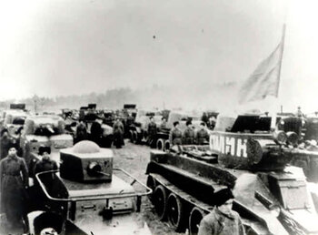 Oddziały Armii Czerwonej w oczekiwaniu na rozpoczęcie defilady w Białymstoku, wrzesień 1939 r