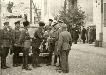 Dowódca 6 Korpusu Kawalerii Armii Czerwonej Andriej Jeremienko i delegacja dowództwa wojsk niemieckich podczas rozmów o wyznaczeniu linii demarkacyjnej, 1939 r.