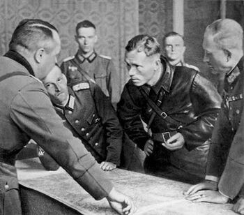 Głównodowodzący XIX A.K. gen. Guderian w rozmowie z komisarzem politycznym Borowenskim na temat lini demarkacyjnej między armiami niemiecką i sowiecką