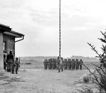 Wciąganie flagi hitlerowskiej na maszt na granicy sowiecko-niemieckiej
