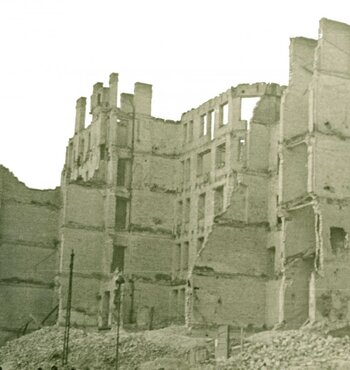 Ruiny zniszczonych kamienic przy ul. Franciszkańskiej (prawdopodobnie po północnej stronie między ul. Nalewki i ul. Bonifraterską).