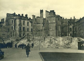 Zniszczona zabudowa północnej pierzei placu Piłsudskiego - widok w kierunku północnym. Widoczne ruiny spalonych kamienic przy ul. Wierzbowej 2 i ul. Ossolińskich 8.