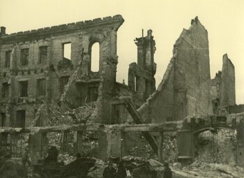 Zniszczona kamienica przy ul. Rynkowej (współcześnie rejon Parku Mirowskiego).