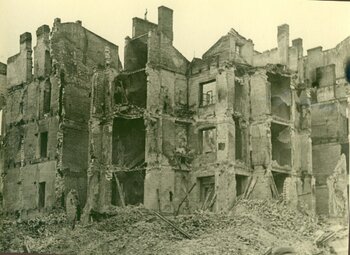 Ruiny zniszczonych budynków przy obecnie nieistniejącej ul. Wielkiej (współcześnie okolice placu Defilad).