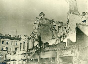 Budynek Orbisu (Al. Jerozolimskie 33 róg ul. Marszałkowskiej 98) - widok w kierunku północnym. Po lewej w głębi kamienica Lothego (Al. Jerozolimskie 34/36 róg ul. Marszałkowskiej 100).