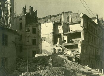 Częściowo zburzony budynek przy ul. Emilii Plater.
