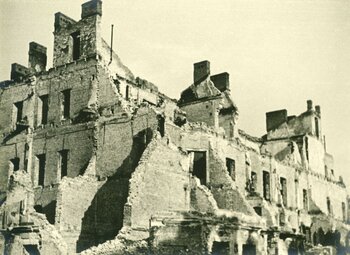 Ruiny zniszczonych budynków na rogu ul. Marszałkowskiej i Wspólnej - widok pod kątem przez ulicę.