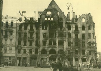 Spalona kamienica hr. Ostrowskiego na rogu ul. Świętokrzyskiej i Mazowieckiej - widok z pl. Napoleona (obecnie pl. Powstańców Warszawy).