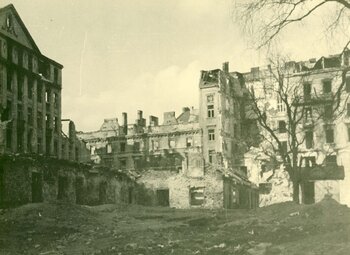 Zniszczone budynki przy ul. Ordynackiej i Okólnik.