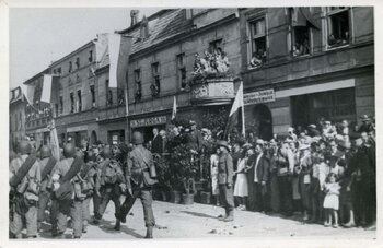 Przemarsz przez Kościan żołnierzy 55 Poznańskiego Pułku Piechoty