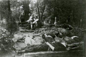 Pochówek Polaków rozstrzelanych przez Niemców w Parku Miejskim w Kościanie