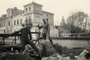 Zburzone mosty kolejowe po działaniach wojennych we wrześniu 1939 r. w Kościanie