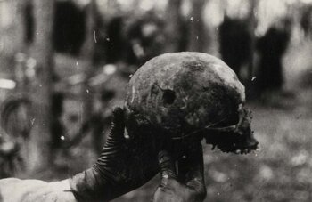 Fotografia z ekshumacji wymordowanych 7 listopada 1939 r w Parku Miejskim w Kościanie