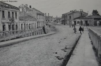 Sulejów po bombardowaniu – most na Pilicy i Rynek (zbiory Krzysztofa Bojarczuka)