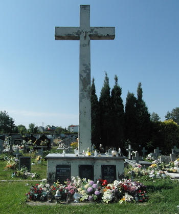 Zbiorowa mogiła ofiar bombardowania na cmentarzu w Sulejowie (fot. Paweł Wąs)