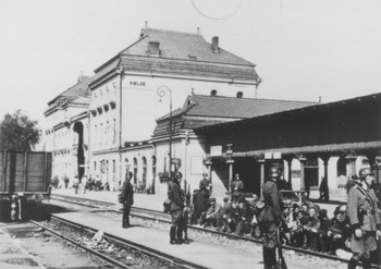 Polscy jeńcy w Kielcach przed odtransportowaniem do obozów jenieckich