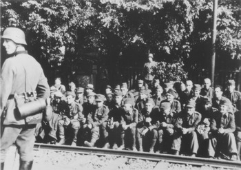 Polscy jeńcy w Kielcach przed odtransportowaniem do obozów jenieckich