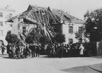 Zniszczone przez niemieckie bomby lotnicze budynki w Kielcach