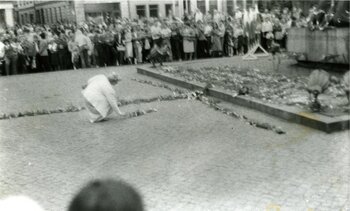 Zamieszki przy Pomniku Walki i Męczeństwa Ziemi Bydgoskiej na rynku miasta w Bydgoszczy w 1982 r.