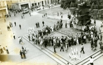 Zamieszki przy Pomniku Walki i Męczeństwa Ziemi Bydgoskiej na rynku miasta w Bydgoszczy w 1982 r.