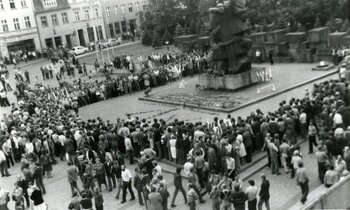 Zamieszki przy Pomniku Walki i Męczeństwa Ziemi Bydgoskiej na rynku miasta w Bydgoszczy w 1982 r.