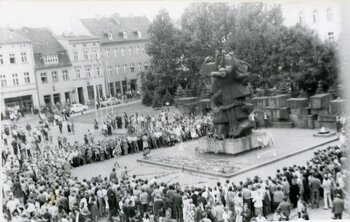 Zamieszki przy Pomniku Walki i Męczeństwa Ziemi Bydgoskiej na rynku miasta w Bydgoszczy w 1982 r.
