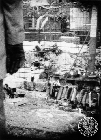 Zdjęcie nr 2 zrobione z ukrycia przy krzyżu przy kopalni Wujek