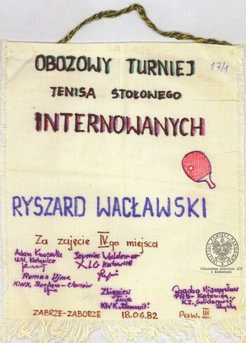 Proporczyk z obozowego turnieju tenisa stołowego zachowany w aktach Ryszarda Wacławskiego