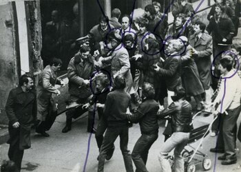 Tłum demonstrantów napiera na funkcjonariuszy (w dłoniach jednego z przedstawicieli aparatu represji znajduje się gumowa pałka, wśród obserwujących zdarzenie widoczny m.in. mężczyzna prowadzący dziecięcy wózek). (IPN By 54/18)