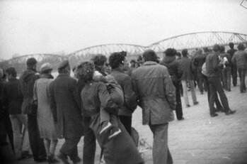 Przemarsz uczestników kontrpochodu Bulwarem Filadelfijskim w Toruniu. Widok w kierunku mostu drogowego. (IPN By 479/3)