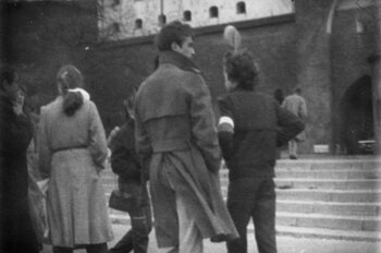 Młodzież udająca się pod pomnik Mikołaja Kopernika w Toruniu. (IPN By 479/3)