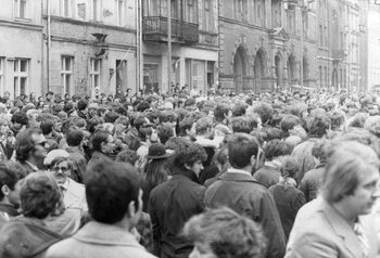 Tłum uczestników kontrpochodu zgromadzony na Rynku Staromiejskim (widok od strony Dworu Artusa). (IPN By 479/3)