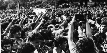 Pogrzeb Grzegorza Przemyka. Tłum ludzi zgromadzony na trasie przejścia konduktu żałobnego w dniu 19 maja 1983r.