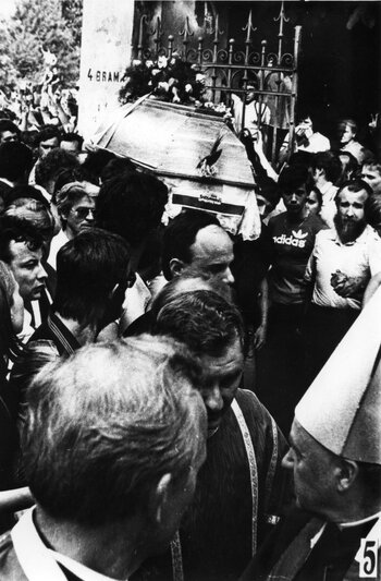 Pogrzeb Grzegorz Przemyka w Warszawie w dniu 19 maja 1983r. W tle brama cmentarza na Powązkach w Warszawie.