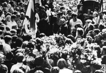 Tłum ludzi na wokół grobu Grzegorza Przemyka w czasie pogrzebu w Warszawie w dniu 19 maja 1983r.