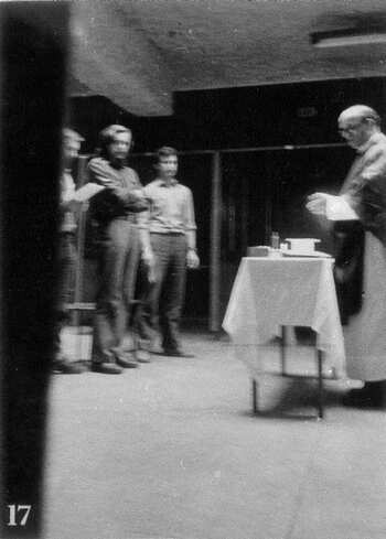 Msza Św. Przepraszamy za złą jakość zdjęć. Gdyby fotografa złapano na ich robieniu, władze zakazałyby pewnie praktyk religijnych