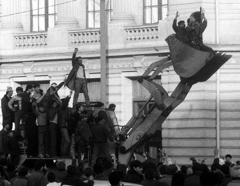 Romanian demonstrators in front of the headquarters of the Romanian Communist Party in Bucharest, 22 December, 1989 (Radu Sigheti/Reuters/FORUM)